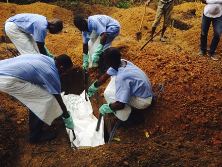 Các nhân viên tình nguyện chôn cất một bệnh nhân Ebola ở Kailahun.